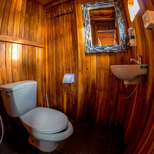 Alcira Boat Phinisi Toilet