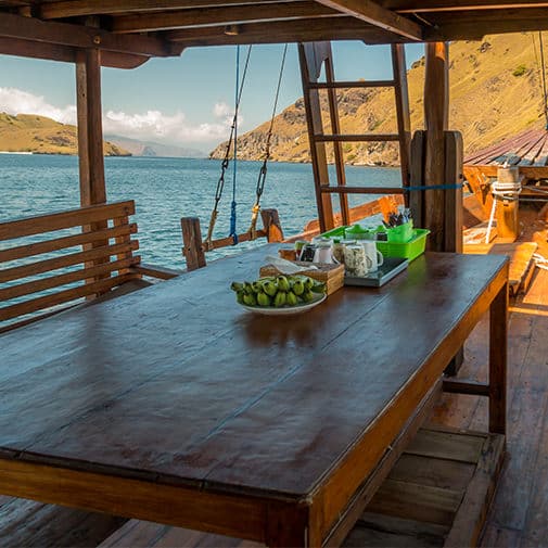  Meja makan siang Alcira phinisi Labuan Bajo