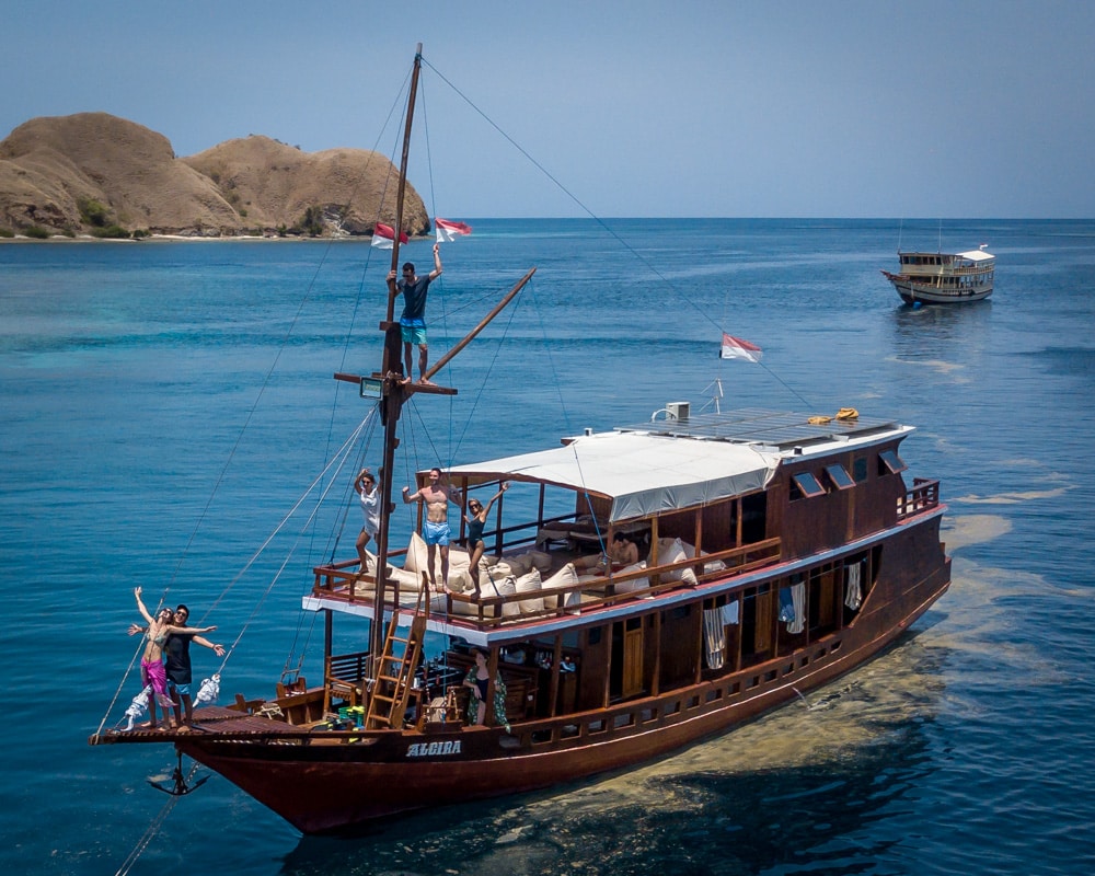 komodo island boat tour luxury